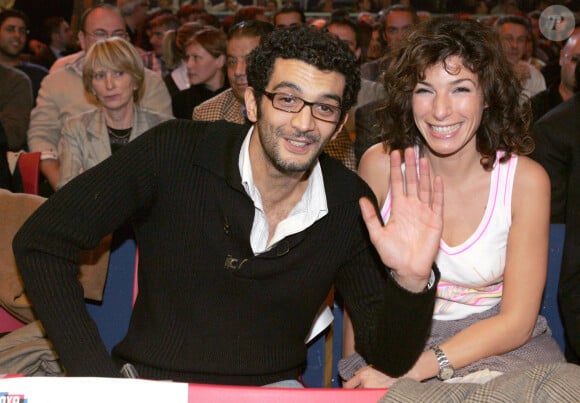 L'humoriste français Ramzy Bedia et son ex-compagne Anne de Petrini assistent au championnat du monde de boxe poids mouche (Brahim Asloum vs. Noel Arambulet) qui se tient au Palais Omnisport de Bercy à Paris, France, le 8 novembre 2004.