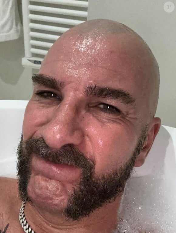 En prime, le réalisateur et comédien s'est affiché avec une moustache de biker !
Michaël Youn s'affiche crâne rasé sur les réseaux sociaux
(Capture d'écran Instagram)