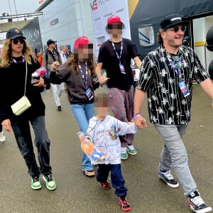 Michaël Youn et sa compagne Isabelle Funaro avec leur fils Stellar lors des "24 Heures du Mans", le 16 juin 2024. © Fabien Faure/Bestimage