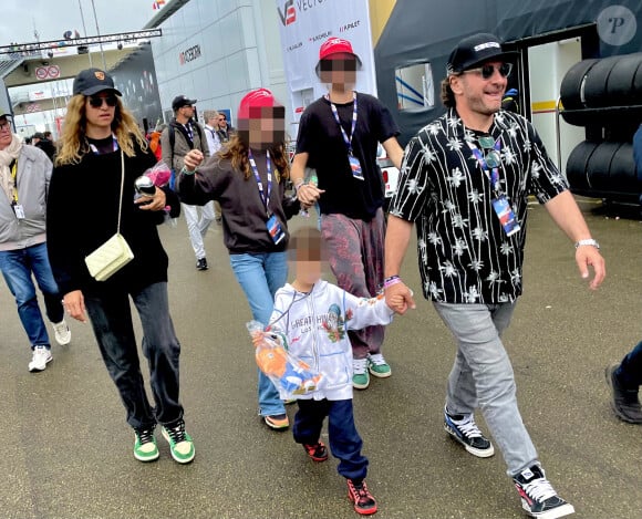 Michaël Youn et sa compagne Isabelle Funaro avec leur fils Stellar lors des "24 Heures du Mans", le 16 juin 2024. © Fabien Faure/Bestimage