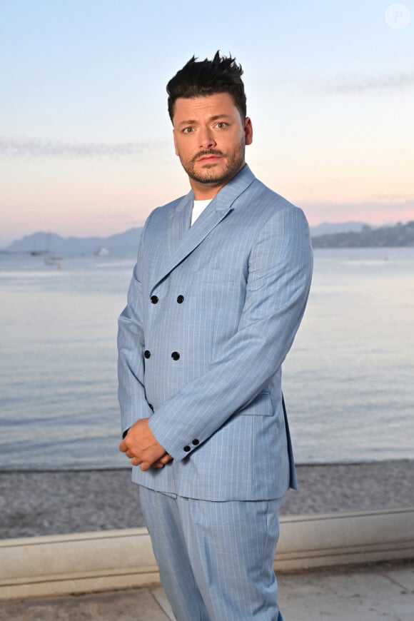 Exclusif - Kev Adams - Backstage et rendez-vous jour 2 - Enregistrement de l'émission "L'humour à la plage" pour le 1er festival de Juan les Pins à la pinède Gould le 5 juillet 2024.  © Bruno Bebert / JR Santini / Bestimage 