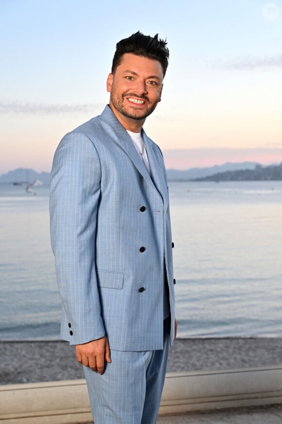 Exclusif - Kev Adams - Backstage et rendez-vous jour 2 - Enregistrement de l'émission "L'humour à la plage" pour le 1er festival de Juan les Pins à la pinède Gould le 5 juillet 2024. © Bruno Bebert / JR Santini / Bestimage 