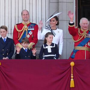 Le prince George, le prince Louis, la princesse Charlotte, le prince William, prince de Galles, Catherine Kate Middleton, princesse de Galles, le roi Charles III d'Angleterre, la reine consort Camilla - Les membres de la famille royale britannique au balcon du Palais de Buckingham lors de la parade militaire "Trooping the Colour" à Londres le 15 juin 2024 © Julien Burton / Bestimage 