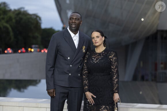 Omar Sy et sa Helene (bijoux Tasaki) - Photocall du dîner "Prelude pour les JO" à la Fondation Vuitton à Paris, France, le 25 juillet 2024. © Olivier Borde/Bestimage 