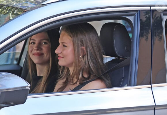 La princesse Leonor conduit sa propre voiture à l'issue de la visite familiale dans la vieille ville de Palma de Majorque, le 6 août 2024. © Raúl Terrel / Europa Press / Bestimage 