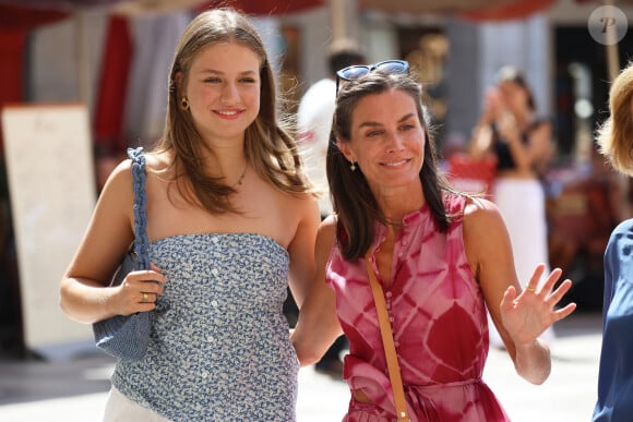 La reine Letizia d'Espagne, la princesse Leonor, l'infante Sofia d'Espagne et la reine Sofia se promènent dans la vieille ville de Palma de Majorque, le 6 août 2024. © Raúl Terrel / Europa Press / Bestimage 