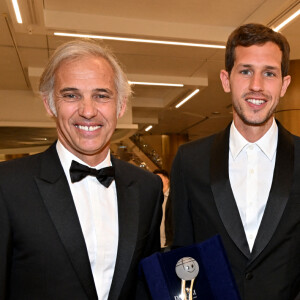 Il préfére que les affaires de famille restent privées
Victor Belmondo, qui a reçu un Espoir Award, entouré par ses parents Paul et Luana durant la soirée de clôture du 20eme Monte Carlo Film Festival de la Comédie, au Grimaldi Forum à Monaco. Le 29 avril 2023. © Bruno Bebert / Bestimage