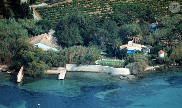 Un endroit où elle se réfugie depuis des années.
Archives - Vue aérienne de la maison de Brigitte Bardot, La Madrague, à Saint-Tropez. Le 15 juillet 2001 