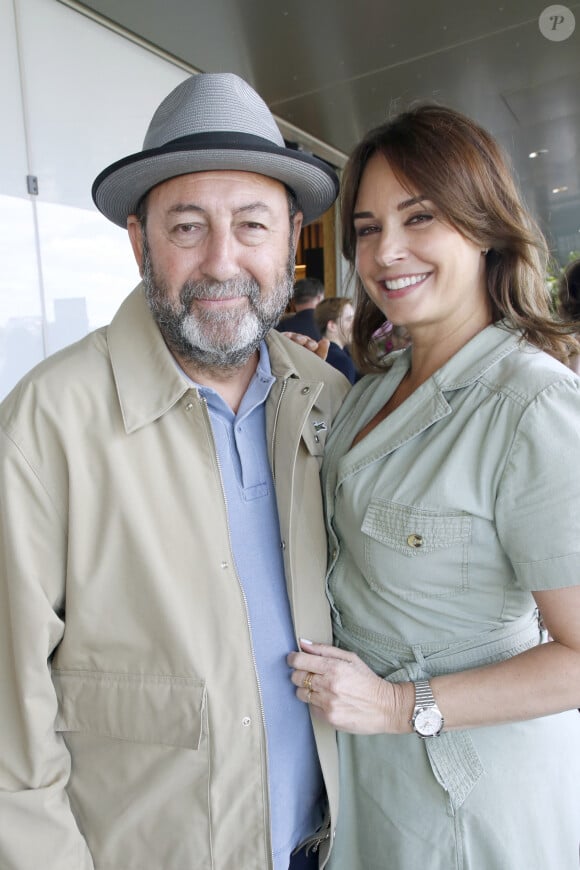 Exclusif - Kad Merad et sa femme Julia Vignali - Déjeuner dans la loge de France Télévisions lors de la Finale Hommes des Internationaux de France de Tennis de Roland Garros 2024 - Jour 15 à Paris. Le 9 Juin 2024. © Bertrand Rindoff / Bestimage 