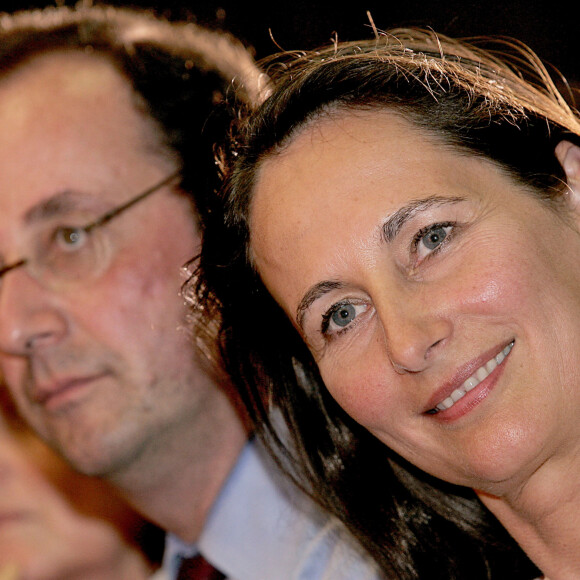 Le leader socialiste français François Hollande et sa compagne, la présidente de la région Poitou Charente Ségolène Royal, participent à un meeting pour le "oui" à la Constitution européenne, à Angoulême, dans l'ouest de la France, le 2 mai 2005. Photo par Patrick Bernard/ABACA.