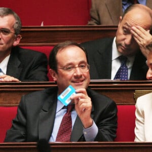 Le premier secrétaire du Parti socialiste français, François Hollande, son épouse Ségolène Royal et Laurent Fabius écoutent le discours de politique générale du Premier ministre Dominique de Villepin devant le Parlement, à Paris, le 8 juin 2005. M. de Villepin a déclaré qu'il mettrait fin aux réductions de l'impôt sur le revenu et que tout l'argent disponible dans le budget serait consacré à la réduction du taux de chômage élevé en France. Photo par Mousse/ABACA.