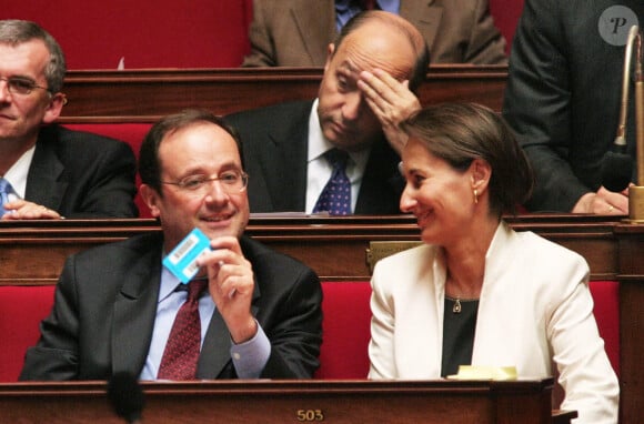 Le premier secrétaire du Parti socialiste français, François Hollande, son épouse Ségolène Royal et Laurent Fabius écoutent le discours de politique générale du Premier ministre Dominique de Villepin devant le Parlement, à Paris, le 8 juin 2005. M. de Villepin a déclaré qu'il mettrait fin aux réductions de l'impôt sur le revenu et que tout l'argent disponible dans le budget serait consacré à la réduction du taux de chômage élevé en France. Photo par Mousse/ABACA.