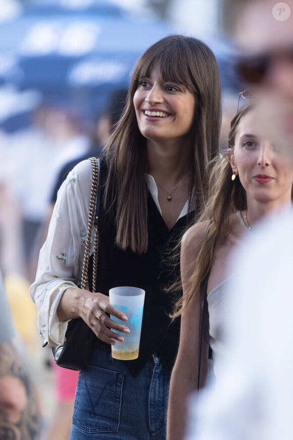 Clara Luciani assiste avec des amis au festival Rock en Seine (25-28 aoüt 2022) à Saint-Cloud, le 26 aoüt 2022