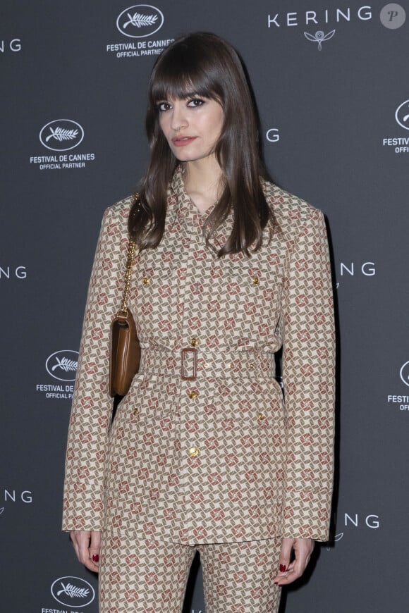 "Moi, j'étais au fin fond de l'Écosse avec mes moutons", a répondu celle qui a épousé le chanteur du groupe écossais Franz Ferdinand.
Clara Luciani assiste à la conférence "Women In Motion" de Kering à l'hôtel Majestic Barrière lors du 75ème Festival International du Film de Cannes le 21 mai 2022