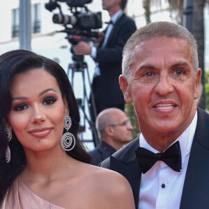 Samy Naceri et sa compagne Sofia Athéna - Montée des marches pour la cérémonie de clôture du 75ème Festival International du Film de Cannes. Le 28 mai 2022 © Giancarlo Gorassini / Bestimage