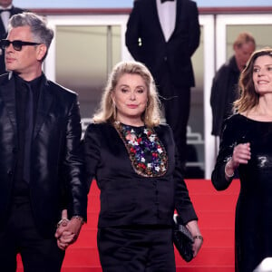 Benjamin Biolay, Catherine Deneuve et sa fille Chiara Mastroianni - Descente des marches du film " Marcello Mio " lors du 77ème Festival International du Film de Cannes, au Palais des Festivals à Cannes. Le 21 mai 2024 © Jacovides-Moreau / Bestimage 