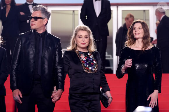 Benjamin Biolay, Catherine Deneuve et sa fille Chiara Mastroianni - Descente des marches du film " Marcello Mio " lors du 77ème Festival International du Film de Cannes, au Palais des Festivals à Cannes. Le 21 mai 2024 © Jacovides-Moreau / Bestimage 