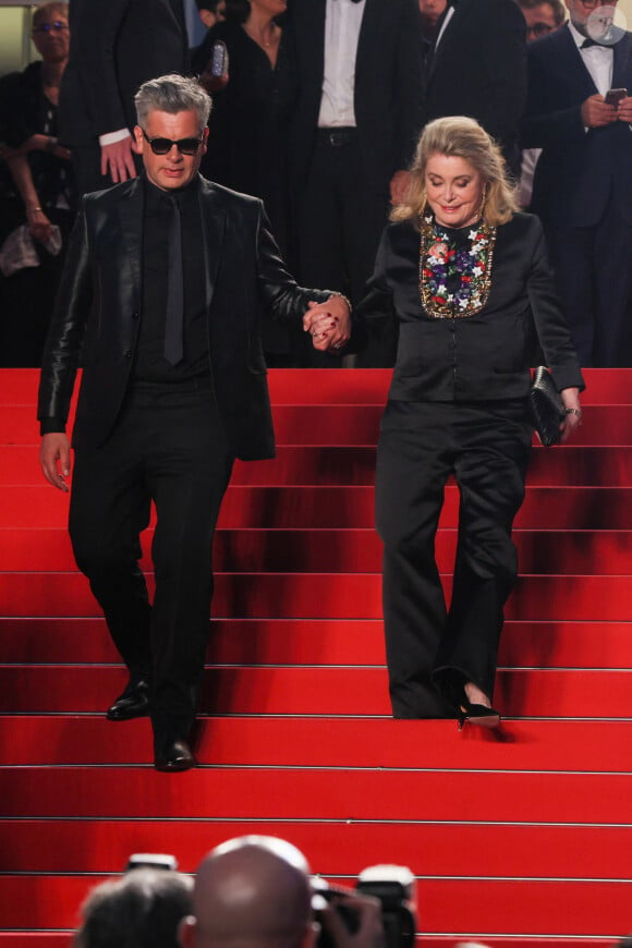 Benjamin Biolay, Catherine Deneuve - Descente des marches du film " Marcello Mio " lors du 77ème Festival International du Film de Cannes, au Palais des Festivals à Cannes. Le 21 mai 2024 © Christophe Clovis / Bestimage 