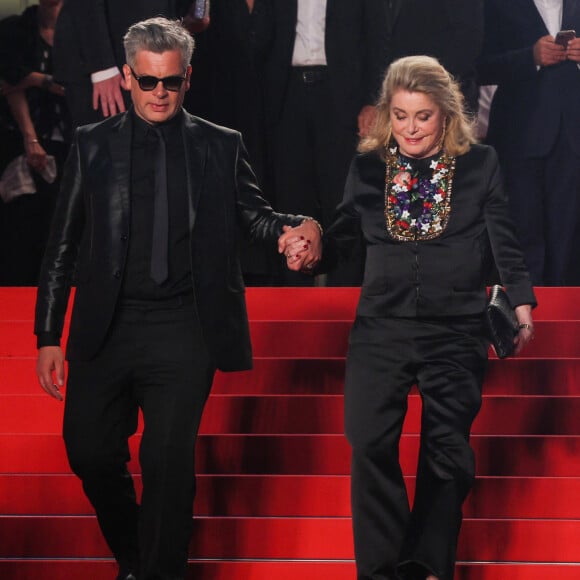 Benjamin Biolay, Catherine Deneuve - Descente des marches du film " Marcello Mio " lors du 77ème Festival International du Film de Cannes, au Palais des Festivals à Cannes. Le 21 mai 2024 © Christophe Clovis / Bestimage 