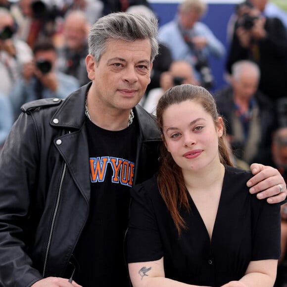 Benjamin Biolay et sa fille Anna Biolay au photocall de "Rosalie" lors du 76ème Festival International du Film de Cannes, le 18 mai 2023. © Jacovides/Moreau/Bestimage 