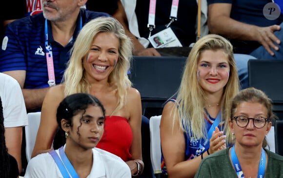 Laurence Auzière et sa fille - Les célébrités en tribunes pendant l'épreuve de basketball de Demi-Finale opposant les Etats-Unis à la Serbie lors des Jeux Olympiques de Paris 2024 (JO) à l'Arena Bercy, à Paris, France, le 8 août 2024. © Jacovides-Perusseau/Bestimage