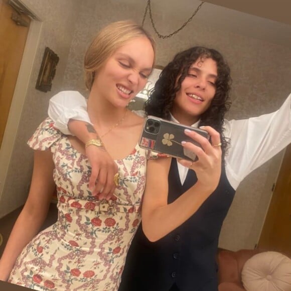 La jeune actrice et mannequin a partagé plusieurs photos de l'événement sur Instagram, dont un selfie avec sa compagne
Story Instagram de Lily-Rose Depp et de sa copine 070 Shake, lors du mariage de sa meilleure amie