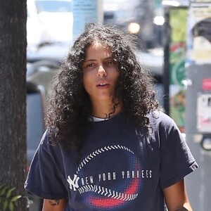 Lily Rose Depp et sa petite amie 070 Shake ont été aperçues en train de déjeuner dans un restaurant éthiopien branché de Los Angeles, faisant tourner les têtes avec leur style chic et leurs sourires radieux.