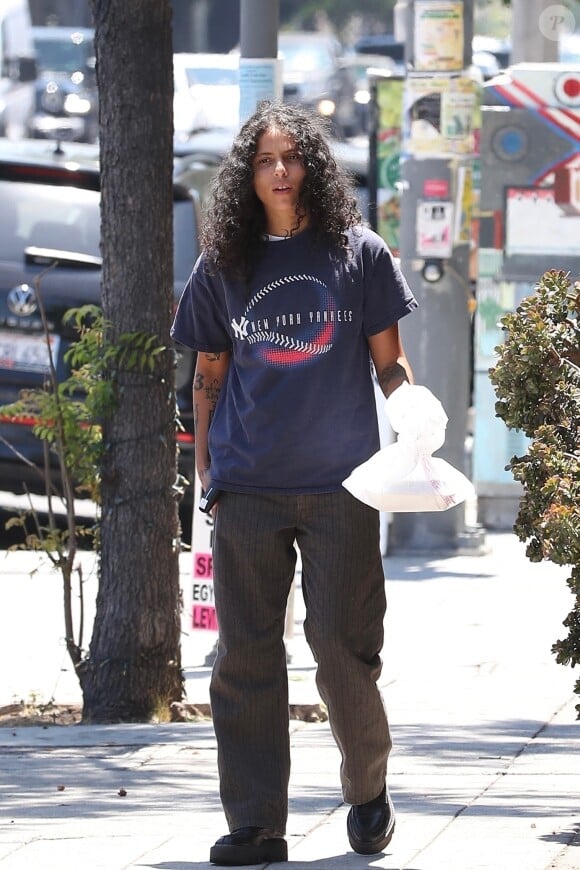 Lily Rose Depp et sa petite amie 070 Shake ont été aperçues en train de déjeuner dans un restaurant éthiopien branché de Los Angeles, faisant tourner les têtes avec leur style chic et leurs sourires radieux.