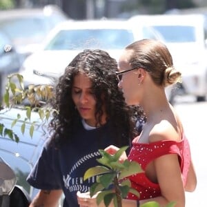 Lily Rose Depp et sa petite amie 070 Shake ont été aperçues en train de déjeuner dans un restaurant éthiopien branché de Los Angeles, faisant tourner les têtes avec leur style chic et leurs sourires radieux.