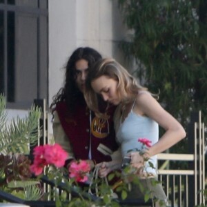 Lily-Rose Depp et sa petite amie 070 Shake s'installent confortablement lors d'une visite au magasin de meubles HD Buttercup à Los Angeles, CA.