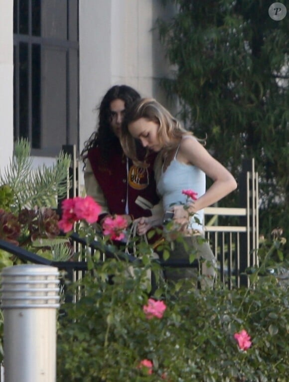 Lily-Rose Depp et sa petite amie 070 Shake s'installent confortablement lors d'une visite au magasin de meubles HD Buttercup à Los Angeles, CA.