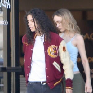 Lily-Rose Depp et sa petite amie 070 Shake s'installent confortablement lors d'une visite au magasin de meubles HD Buttercup à Los Angeles, CA.