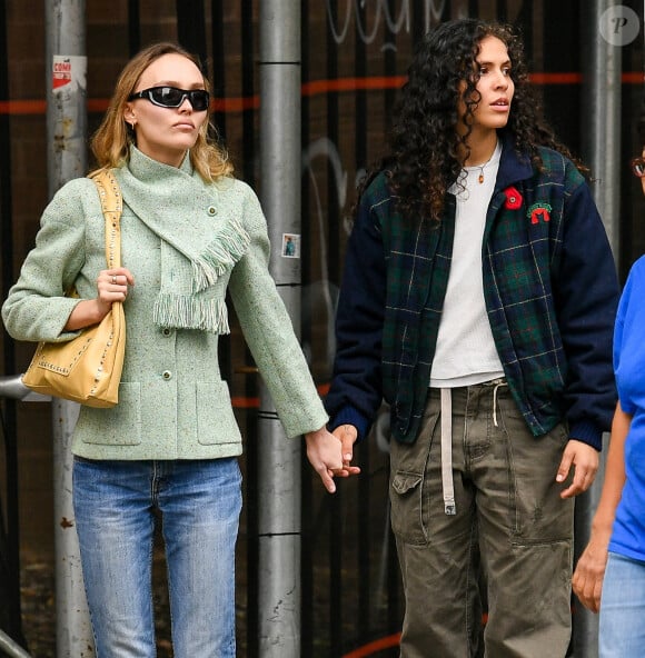 Lily-Rose Depp et sa compagne 070 Shake (Danielle Balbuena) se baladent main dans la main à New York le 27 octobre 2023. 