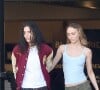 Depuis 2015, elle est ambassadrice de la marque Chanel et compte 8,2 millions d'abonnés sur Instagram
Lily-Rose Depp et sa petite amie 070 Shake s'installent confortablement lors d'une visite au magasin de meubles HD Buttercup à Los Angeles, CA. 