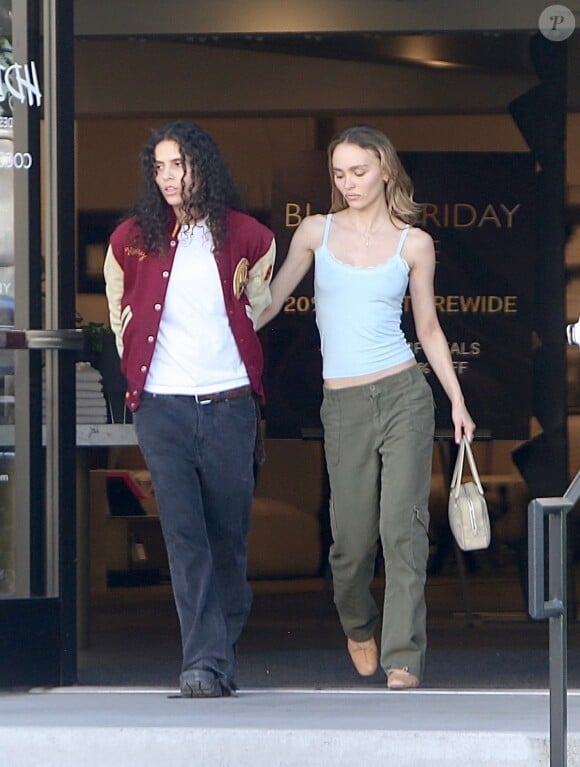 Depuis 2015, elle est ambassadrice de la marque Chanel et compte 8,2 millions d'abonnés sur Instagram
Lily-Rose Depp et sa petite amie 070 Shake s'installent confortablement lors d'une visite au magasin de meubles HD Buttercup à Los Angeles, CA. 