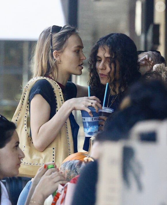 Lily-Rose Depp et sa petite amie 070 Shake partagent leurs boissons tout en allant chercher de la nourriture à Erewhon à Studio City.