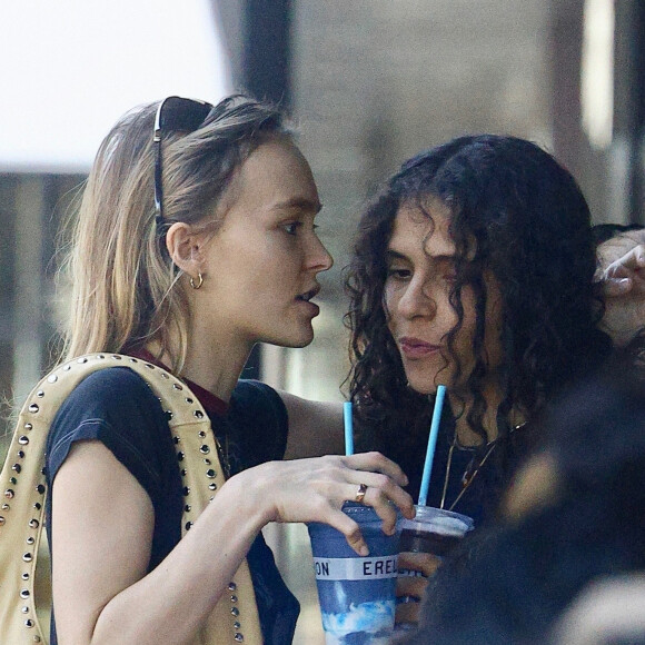 Lily-Rose Depp et sa petite amie 070 Shake partagent leurs boissons tout en allant chercher de la nourriture à Erewhon à Studio City.