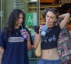 Lily-Rose Depp a assisté au mariage de sa meilleure amie, Amelia Kring, en compagnie de sa petite amie, la rappeuse 070 Shake
Lily-Rose Depp et sa petite amie 070 Shake partagent leurs boissons tout en allant chercher de la nourriture à Erewhon à Studio City.