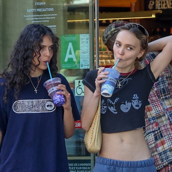 Lily-Rose Depp a assisté au mariage de sa meilleure amie, Amelia Kring, en compagnie de sa petite amie, la rappeuse 070 Shake
Lily-Rose Depp et sa petite amie 070 Shake partagent leurs boissons tout en allant chercher de la nourriture à Erewhon à Studio City.