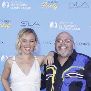 Emmanuelle Berne (enceinte) et Yoann Riou sur le tapis bleu du photocall de la soirée du 62ème Festival de Télévision de Monte-Carlo, à Monaco, le 17 juin 2023. © Denis Guignebourg/BestImage