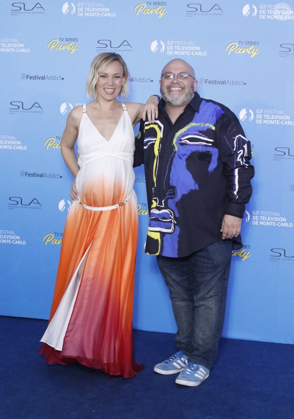 Emmanuelle Berne (enceinte) et Yoann Riou sur le tapis bleu du photocall de la soirée du 62ème Festival de Télévision de Monte-Carlo, à Monaco, le 17 juin 2023. © Denis Guignebourg/BestImage