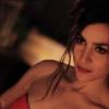 Olivia Ruiz devient une fleuriste fatale dans le clip de son single Les Crêpes aux champignons