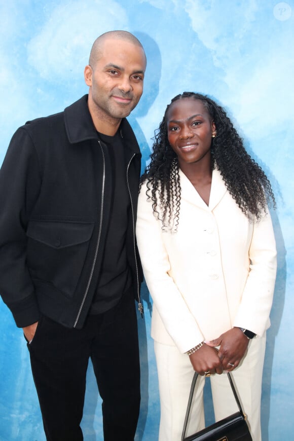 Paré d'un bomber accordé à son pantalon noir, l'entrepreneur de 42 ans a également été immortalisé aux côtés de la célèbre judokate Clarisse Agbegnenou.
Tony Parker et La Championne Olympique Paris 24, Clarisse Agbegnenou - Célébrités au Défilé Dior, Collection Prêt-à-porter Printemps / Eté 2025 dans le cadre de la Fashion Week de Paris, France, le 24 Septembre 2024. © Bertrand Rindoff / Bestimage 