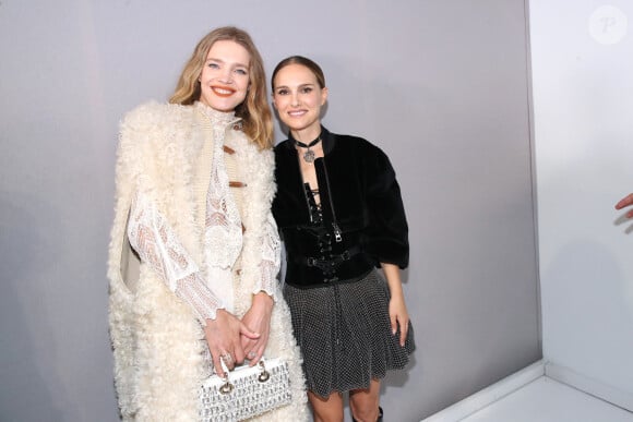 Natalia Vodianova et Natalie Portman posent Backstage à la suite du Défilé Dior, Collection Prêt-à-porter Printemps / Eté 2025 dans le cadre de la Fashion Week de Paris, France, le 24 Septembre 2024. © Bertrand Rindoff / Bestimage 