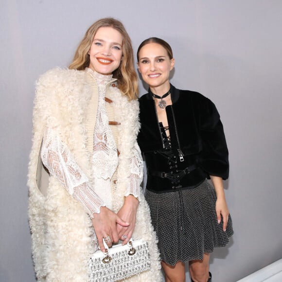 Natalia Vodianova et Natalie Portman posent Backstage à la suite du Défilé Dior, Collection Prêt-à-porter Printemps / Eté 2025 dans le cadre de la Fashion Week de Paris, France, le 24 Septembre 2024. © Bertrand Rindoff / Bestimage 