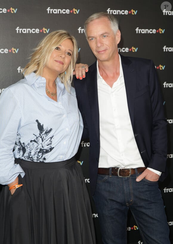 Flavie Flament et Julien Arnaud au photocall de la conférence de presse de rentrée de France Télévisions à Paris, France, le 4 septembre 2024. © Coadic Guirec/Bestimage 