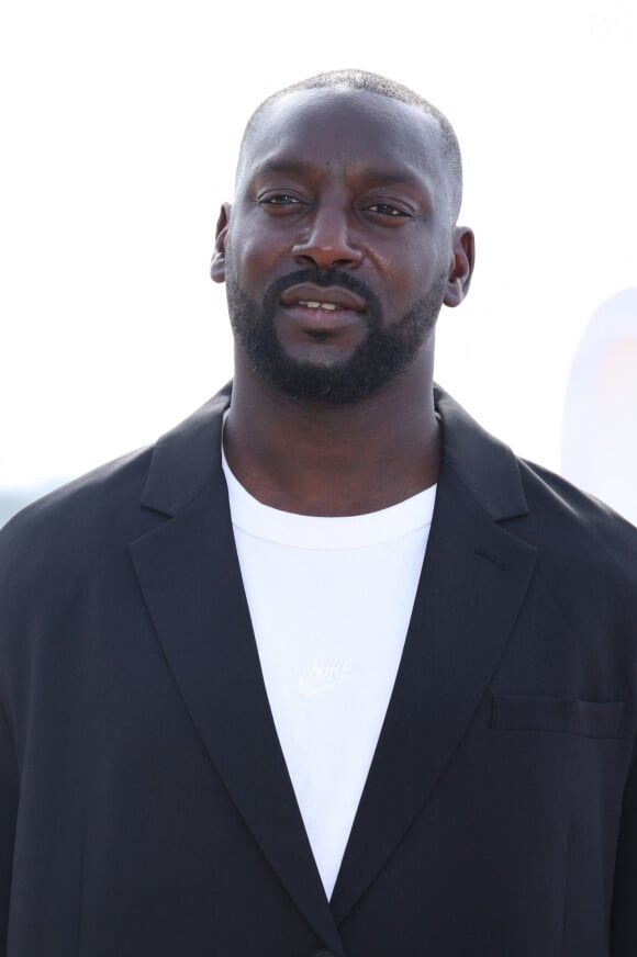 Coach Joe laisse sa place également et c'est Ladji Doucouré qui va le remplacer
Ladji Doucouré - Photocall de "Champions" lors du 7ème festival international Canneséries à Cannes, le 6 avril 2024. © Denis Guigenbourg / Bestimage