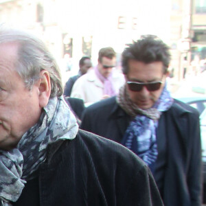 Patrick Braoudé et sa femme Guila - Arrivées aux obsèques de Régine Deforges en l'église Saint-Germain-des-Prés à Paris. Le 10 avril 2014 