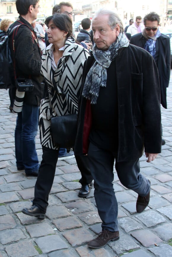 Patrick Braoudé et sa femme Guila - Arrivées aux obsèques de Régine Deforges en l'église Saint-Germain-des-Prés à Paris. Le 10 avril 2014 