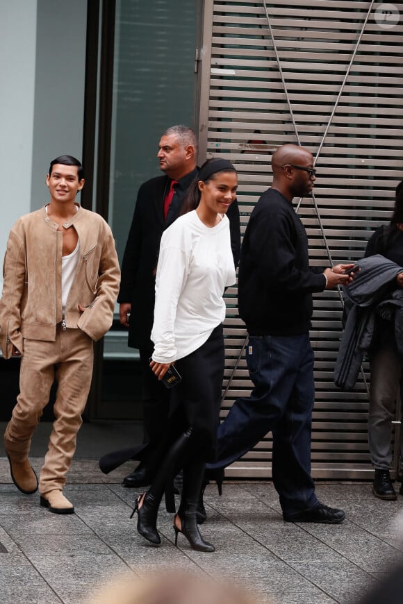 Omar Rudberg, Tina Kunakey - Arrivées au défilé de mode Femmes Printemps/Été 2025 "Courrèges" lors de la fashion week de Paris. Le 25 septembre 2024 © Christophe Clovis / Bestimage 